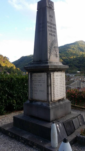 Monuments aux morts sale avant nettoyage de Pierre Emotion