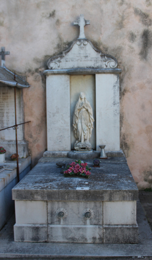 Monuments aux morts sale avant nettoyage de Pierre Emotion
